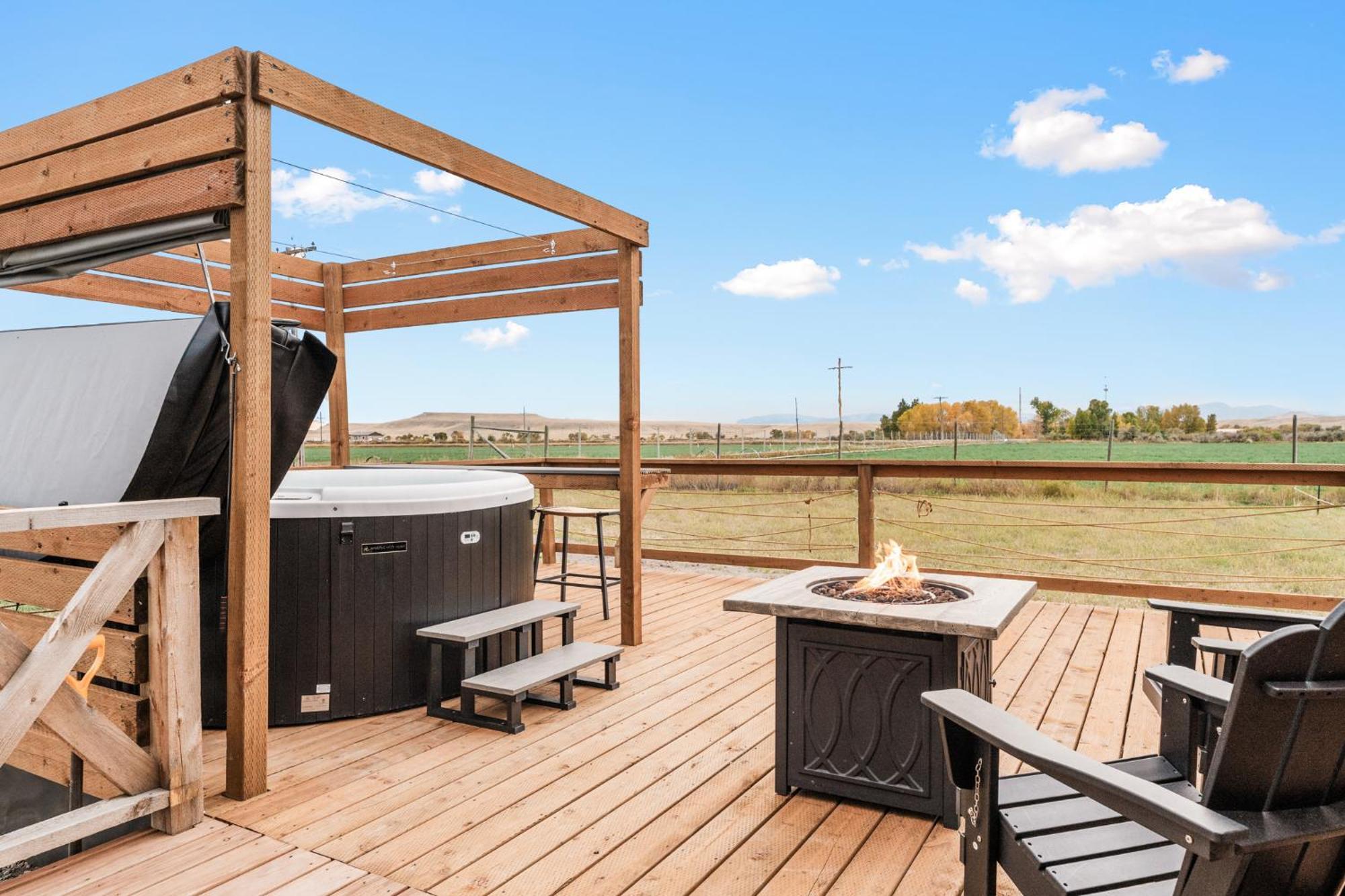 Modern Tiny Cabin, With Hot Tub In Choteau Mt Kültér fotó